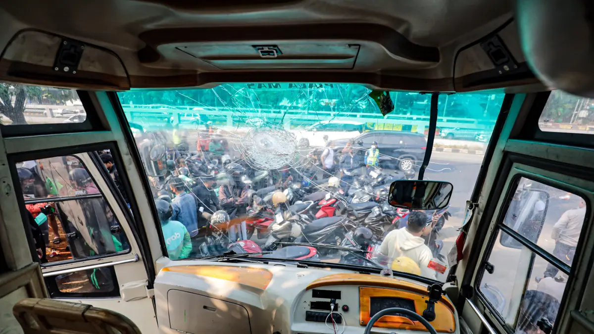 Kondisi kaca mobil bus Aliansi Masyarakat Pati Bersatu (AMPB) yang pecah dilempar orang tidak di kenal di depan Kompleks Parlemen, Senayan, Jakarta, Senin (24/8/2026). (Hanung Hambara/Jawa Pos)