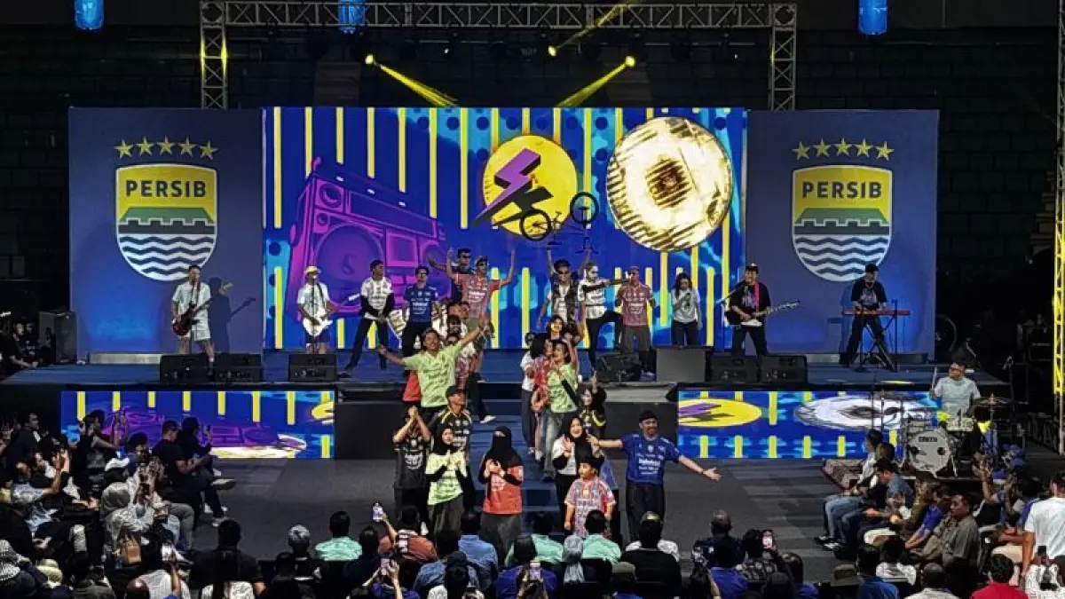 Persib Bandung saat memperkenalkan jersi terbaru yang akan digunakan untuk musim 2026/2027 di Bandung Arena, Kota Bandung, Jawa Barat, Selasa (25/8/2026). (ANTARA/Rubby Jovan) - Image