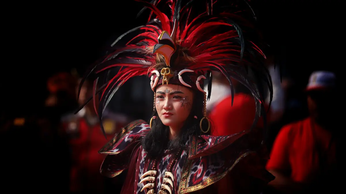 Sebanyak 120 regu pelajar mengikuti Lomba Gerak Jalan Merah Putih Kota Mojokerto, Sabtu (22/8). para pelajar tampil dalam balutan kostum kreatif bernuansa Merah Putih dan ragam busana adat Nusantara. (Sofan/ Jawa Pos Radar Mojokerto)