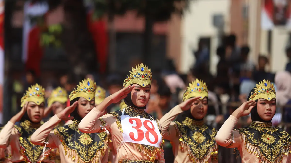 Sebanyak 120 regu pelajar mengikuti Lomba Gerak Jalan Merah Putih Kota Mojokerto, Sabtu (22/8). para pelajar tampil dalam balutan kostum kreatif bernuansa Merah Putih dan ragam busana adat Nusantara. (Sofan/ Jawa Pos Radar Mojokerto)