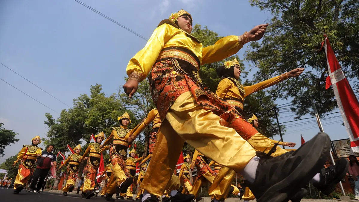 Sebanyak 120 regu pelajar mengikuti Lomba Gerak Jalan Merah Putih Kota Mojokerto, Sabtu (22/8). para pelajar tampil dalam balutan kostum kreatif bernuansa Merah Putih dan ragam busana adat Nusantara. (Sofan/ Jawa Pos Radar Mojokerto)