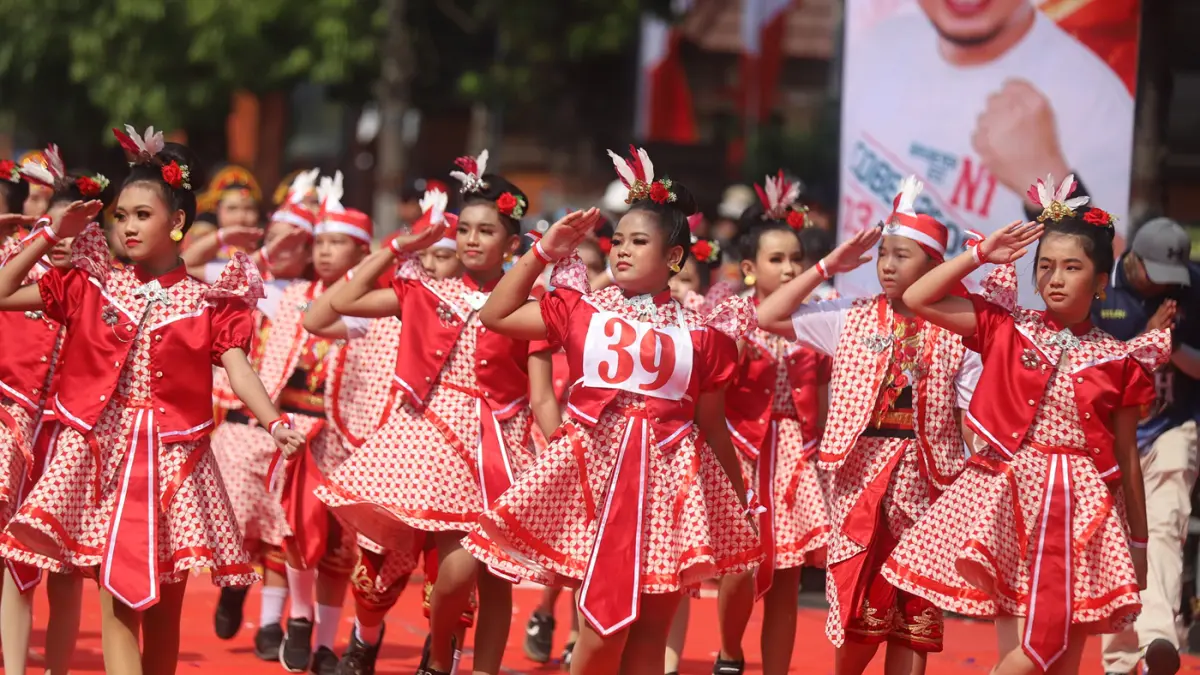 Sebanyak 120 regu pelajar mengikuti Lomba Gerak Jalan Merah Putih Kota Mojokerto, Sabtu (22/8). para pelajar tampil dalam balutan kostum kreatif bernuansa Merah Putih dan ragam busana adat Nusantara. (Sofan/ Jawa Pos Radar Mojokerto)