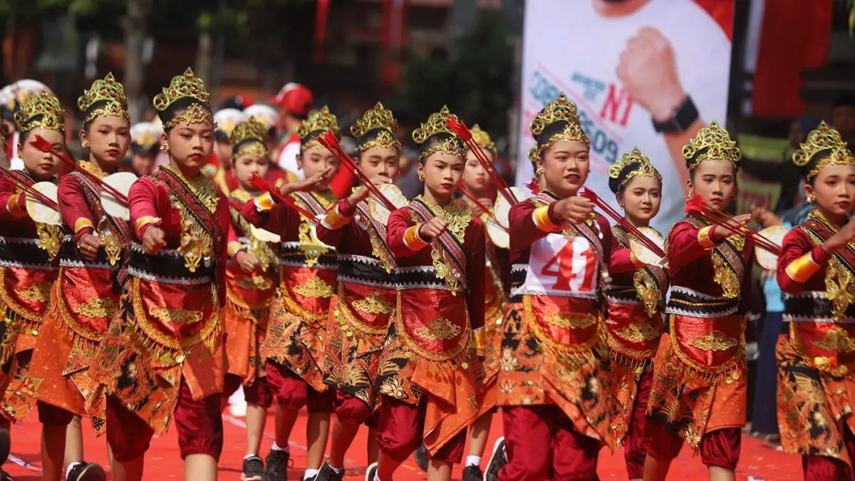 Sebanyak 120 regu pelajar mengikuti Lomba Gerak Jalan Merah Putih Kota Mojokerto, Sabtu (22/8). para pelajar tampil dalam balutan kostum kreatif bernuansa Merah Putih dan ragam busana adat Nusantara. (Sofan/ Jawa Pos Radar Mojokerto)