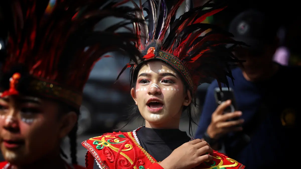 Sebanyak 120 regu pelajar mengikuti Lomba Gerak Jalan Merah Putih Kota Mojokerto, Sabtu (22/8). para pelajar tampil dalam balutan kostum kreatif bernuansa Merah Putih dan ragam busana adat Nusantara. (Sofan/ Jawa Pos Radar Mojokerto)
