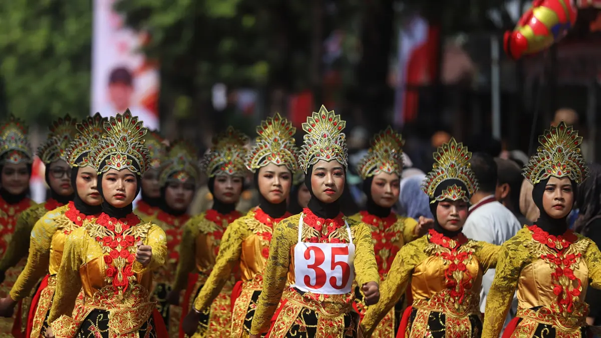 Sebanyak 120 regu pelajar mengikuti Lomba Gerak Jalan Merah Putih Kota Mojokerto, Sabtu (22/8). para pelajar tampil dalam balutan kostum kreatif bernuansa Merah Putih dan ragam busana adat Nusantara. (Sofan/ Jawa Pos Radar Mojokerto)