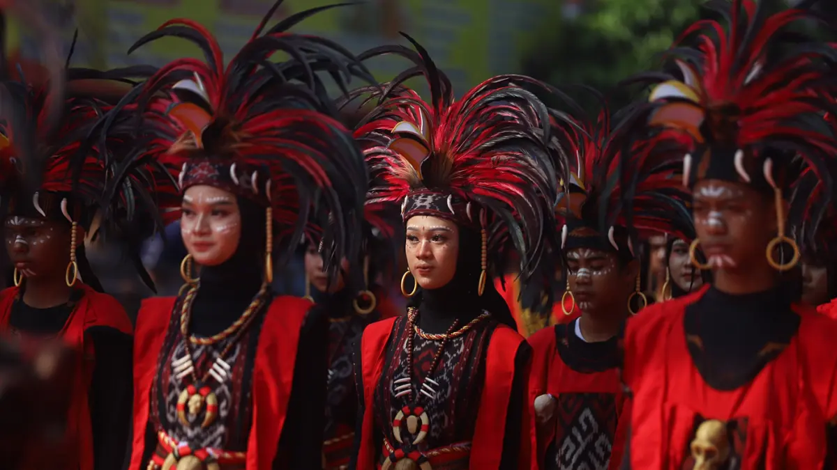Sebanyak 120 regu pelajar mengikuti Lomba Gerak Jalan Merah Putih Kota Mojokerto, Sabtu (22/8). para pelajar tampil dalam balutan kostum kreatif bernuansa Merah Putih dan ragam busana adat Nusantara. (Sofan/ Jawa Pos Radar Mojokerto)