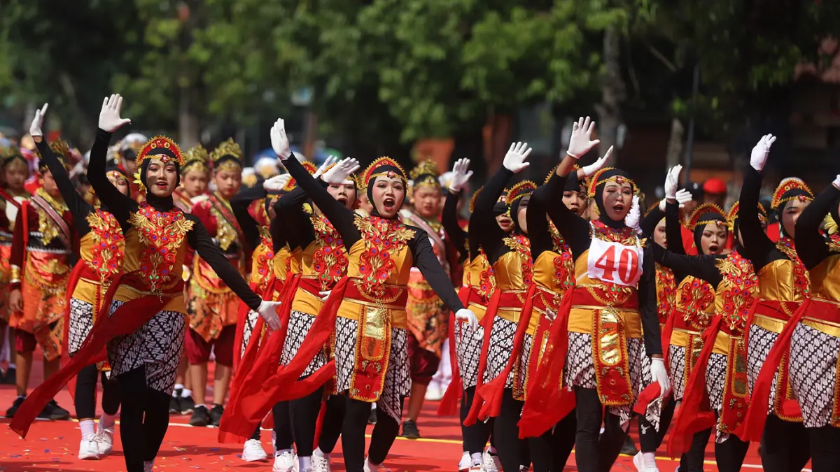 Sebanyak 120 regu pelajar mengikuti Lomba Gerak Jalan Merah Putih Kota Mojokerto, Sabtu (22/8). para pelajar tampil dalam balutan kostum kreatif bernuansa Merah Putih dan ragam busana adat Nusantara. (Sofan/ Jawa Pos Radar Mojokerto)