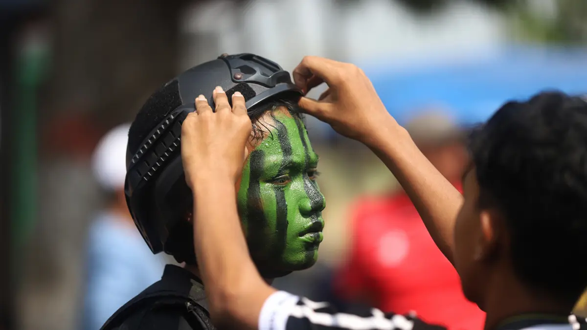 Sebanyak 120 regu pelajar mengikuti Lomba Gerak Jalan Merah Putih Kota Mojokerto, Sabtu (22/8). para pelajar tampil dalam balutan kostum kreatif bernuansa Merah Putih dan ragam busana adat Nusantara. (Sofan/ Jawa Pos Radar Mojokerto)