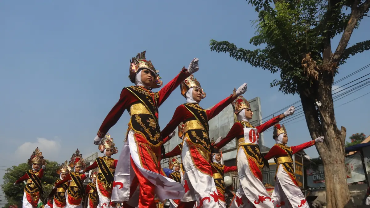 Sebanyak 120 regu pelajar mengikuti Lomba Gerak Jalan Merah Putih Kota Mojokerto, Sabtu (22/8). para pelajar tampil dalam balutan kostum kreatif bernuansa Merah Putih dan ragam busana adat Nusantara. (Sofan/ Jawa Pos Radar Mojokerto)