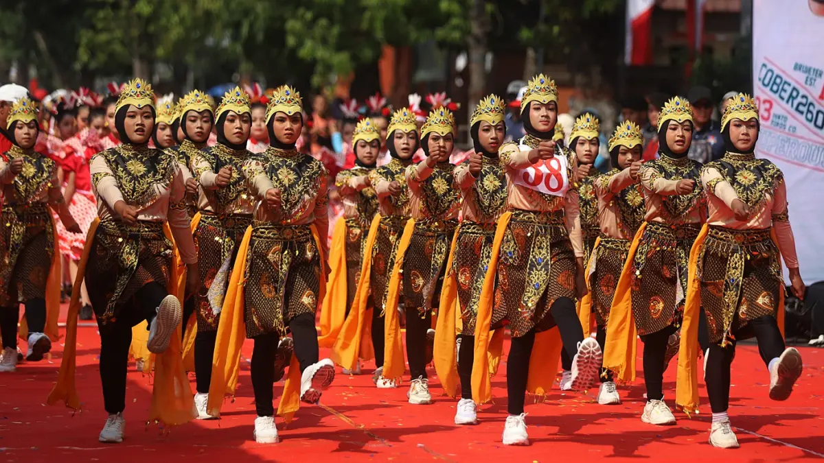 Sebanyak 120 regu pelajar mengikuti Lomba Gerak Jalan Merah Putih Kota Mojokerto, Sabtu (22/8). para pelajar tampil dalam balutan kostum kreatif bernuansa Merah Putih dan ragam busana adat Nusantara. (Sofan/ Jawa Pos Radar Mojokerto)