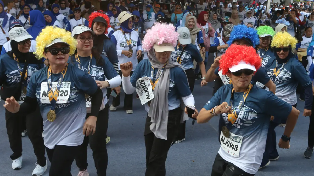 Sebanyak 4.110 alumni dari 75 angkatan mengikuti kegiatan flashmob dalam rangkaian Reuni Akbar ALJIRO-SMANSA 2026,SMA 1 Kota Semarang,Jawa Tengah,Minggu(23/8/2026)