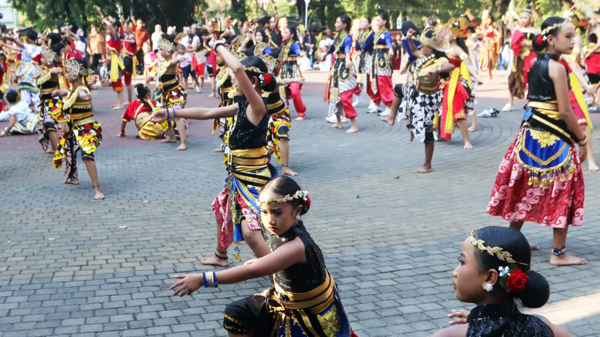 Sejumlah penari menampilkan flash mob tari kreasi Surya Brata dalam pertunjukan tari Indonesia Mahabarata Art Festival (IMAF) di Taman Indonesia Kaya, Semarang, Jawa Tengah, Minggu (23/8/2026)