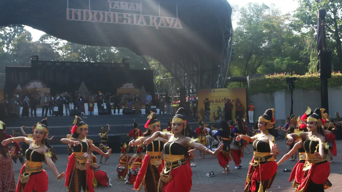 Sejumlah penari menampilkan flash mob tari kreasi Surya Brata dalam pertunjukan tari Indonesia Mahabarata Art Festival (IMAF) di Taman Indonesia Kaya, Semarang, Jawa Tengah, Minggu (23/8/2026)