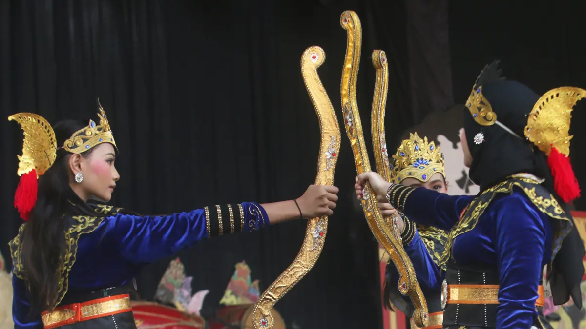 Sejumlah penari menampilkan tari kreasi Surya Brata dalam pertunjukan tari Indonesia Mahabarata Art Festival (IMAF) di Taman Indonesia Kaya, Semarang, Jawa Tengah, Minggu (23/8/2026)