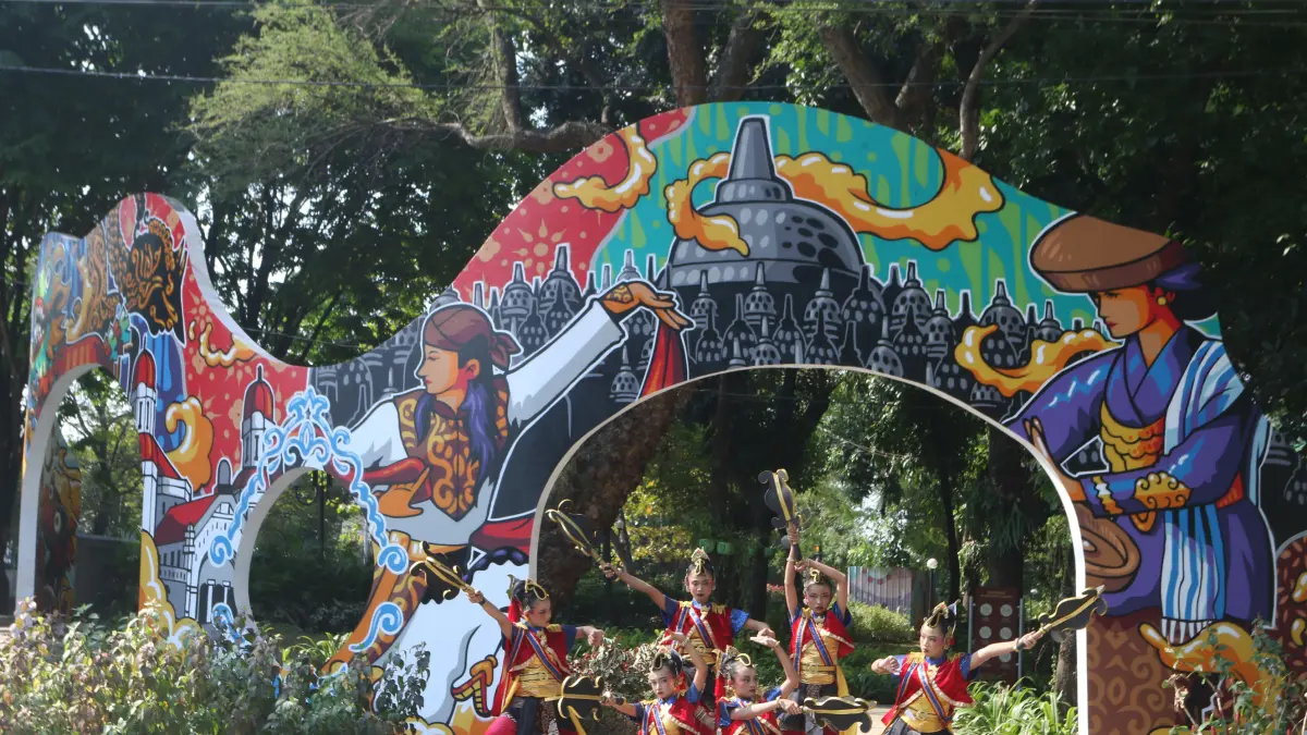 Sejumlah penari menampilkan tari kreasi Surya Brata dalam pertunjukan tari Indonesia Mahabarata Art Festival (IMAF) di Taman Indonesia Kaya, Semarang, Jawa Tengah, Minggu (23/8/2026)