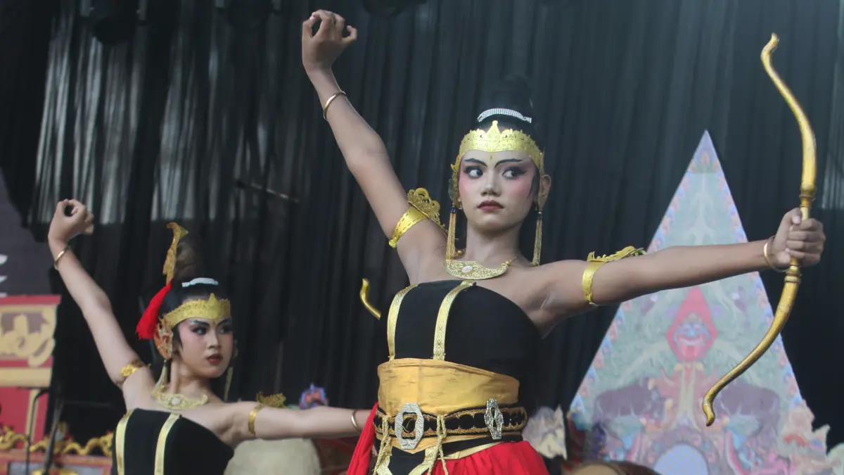 Sejumlah penari menampilkan tari kreasi Surya Brata dalam pertunjukan tari Indonesia Mahabarata Art Festival (IMAF) di Taman Indonesia Kaya, Semarang, Jawa Tengah, Minggu (23/8/2026)