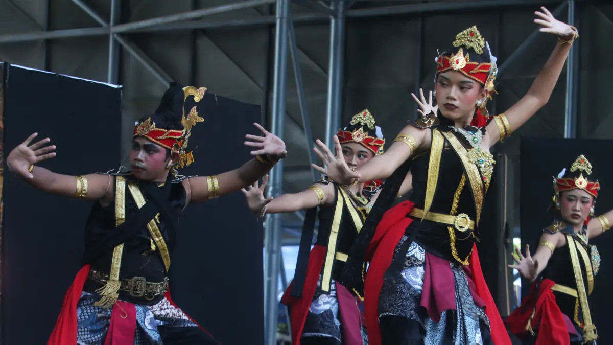 Sejumlah penari menampilkan tari kreasi Surya Brata dalam pertunjukan tari Indonesia Mahabarata Art Festival (IMAF) di Taman Indonesia Kaya, Semarang, Jawa Tengah, Minggu (23/8/2026)
