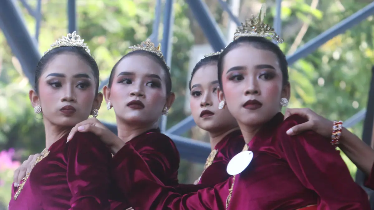 Sejumlah penari menampilkan tari kreasi Surya Brata dalam pertunjukan tari Indonesia Mahabarata Art Festival (IMAF) di Taman Indonesia Kaya, Semarang, Jawa Tengah, Minggu (23/8/2026)