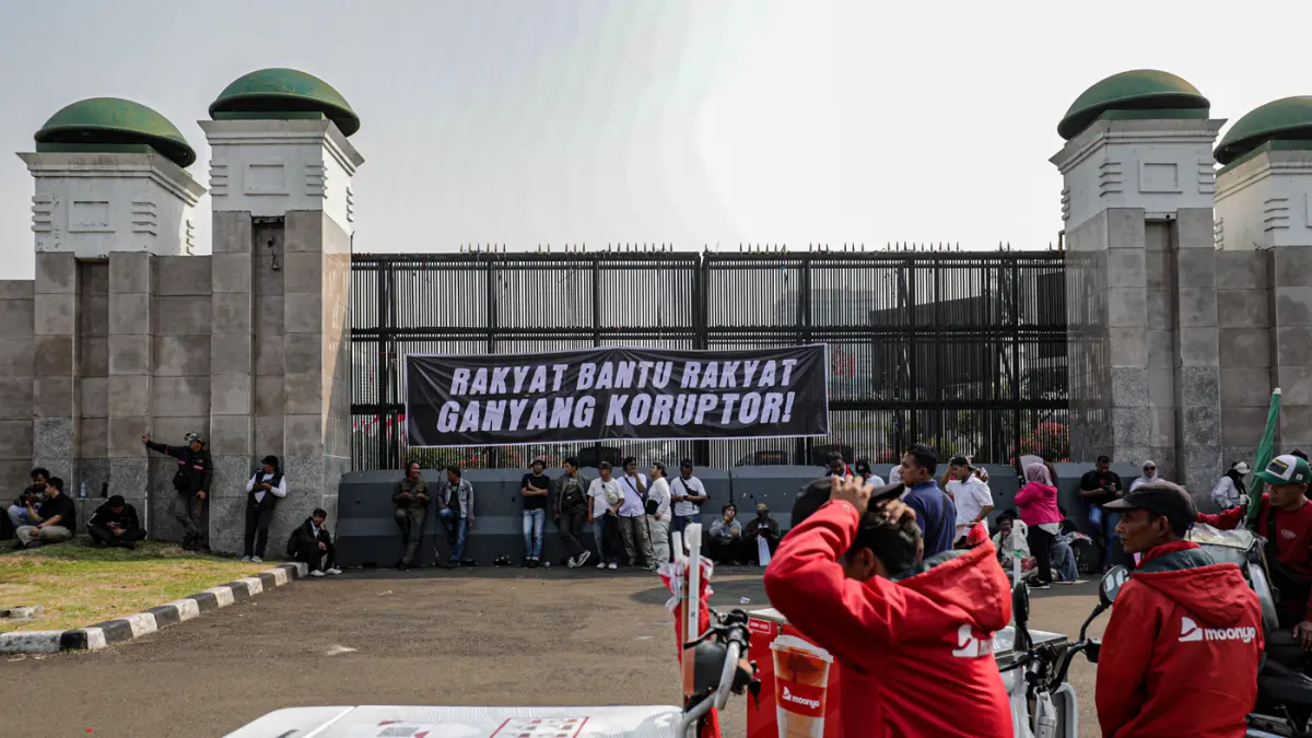 Spanduk bertuliskan Rakyat Bantu Rakyat Ganyak Koruptor terpasang di pagar depan Kompleks Parlemen, Senayan, Jakarta, Senin (24/8/2026). (Salman Toyibi/Jawa Pos)