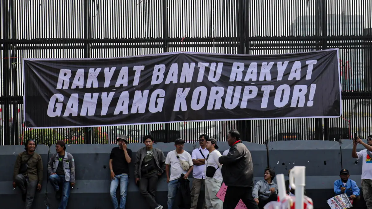 Spanduk AMPB Mejeng Di Gerbang DPR - Image