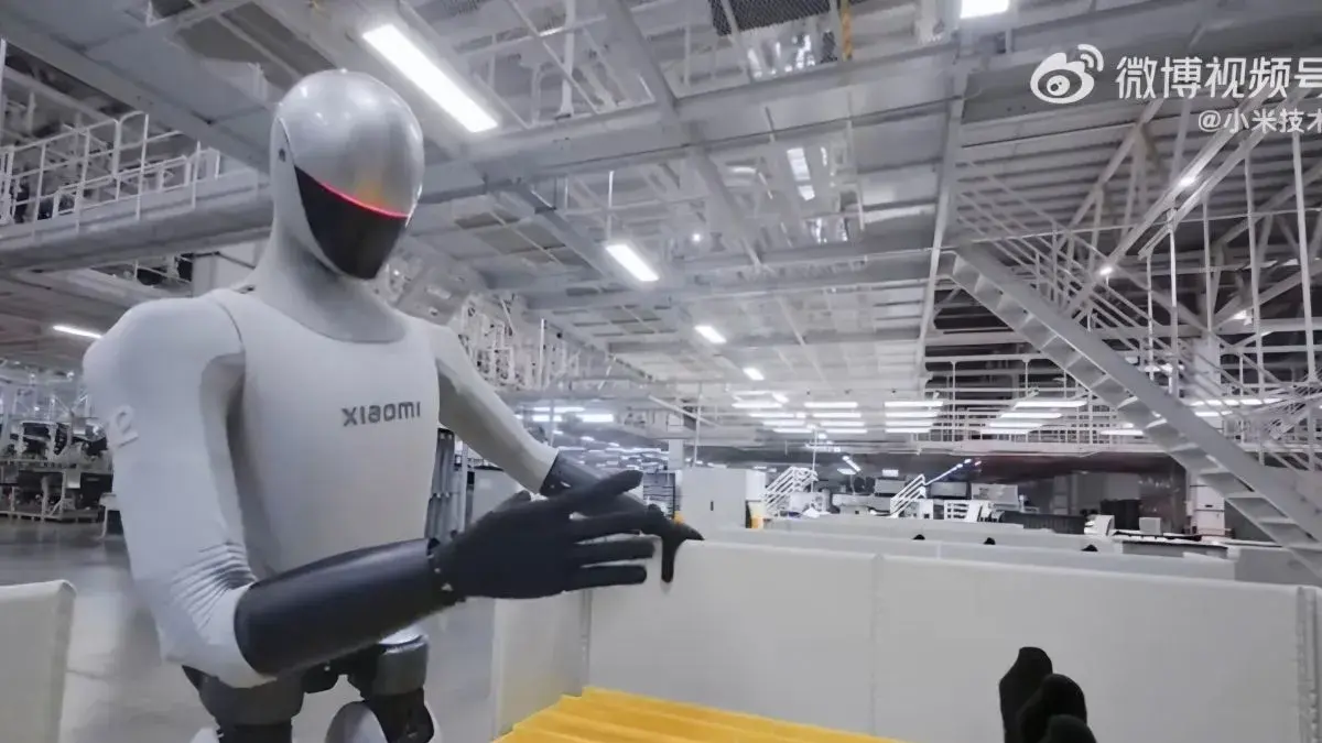 Tampilan robot humanoid yang diuji coba di pabrik perakitan mobil Xiaomi. (Xiaomi) - Image
