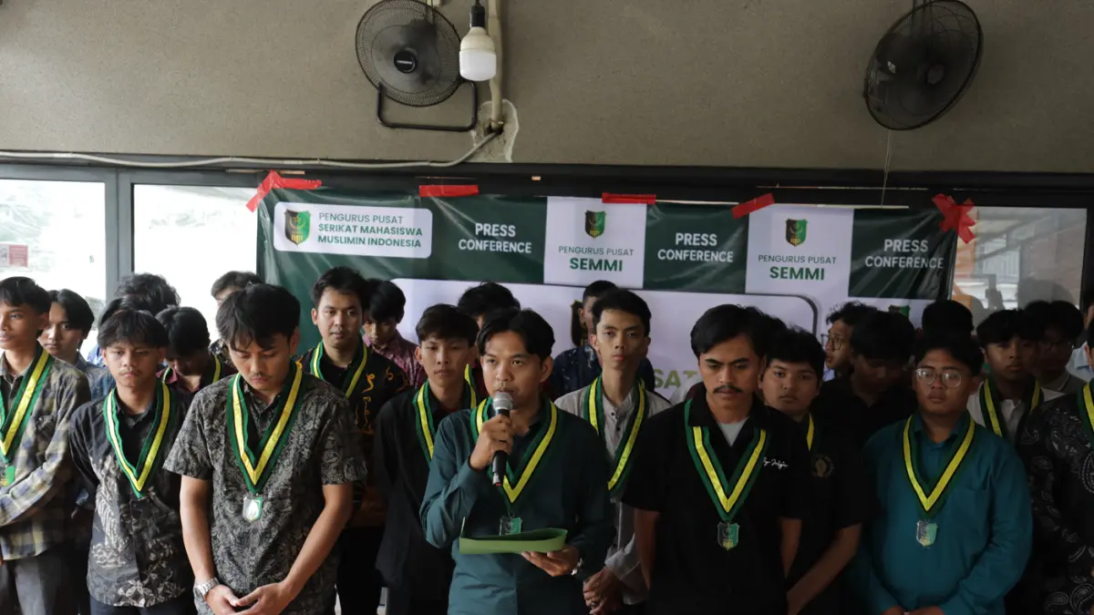 Ketua Umum Pengurus Pusat Serikat Mahasiswa Muslim Indonesia (PP - SEMMI), Zulhadi Ariza bersama pengurus saat konferensi pers, di Jakarta, Selasa (25/8/2026). (Salman Toyibi/Jawa Pos)