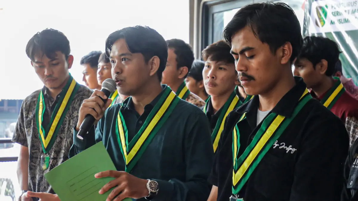 Ketua Umum Pengurus Pusat Serikat Mahasiswa Muslim Indonesia (PP - SEMMI), Zulhadi Ariza bersama pengurus saat konferensi pers, di Jakarta, Selasa (25/8/2026). (Salman Toyibi/Jawa Pos)