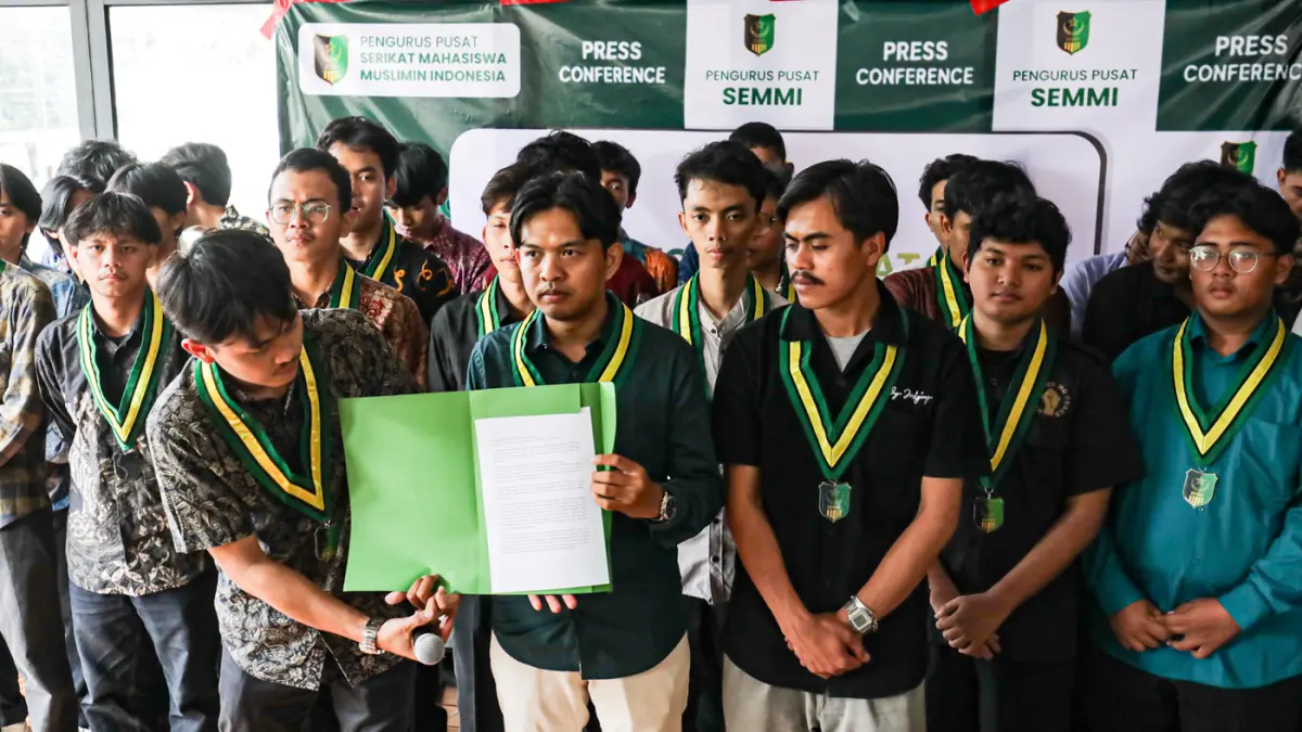 Ketua Umum Pengurus Pusat Serikat Mahasiswa Muslim Indonesia (PP - SEMMI), Zulhadi Ariza bersama pengurus saat konferensi pers, di Jakarta, Selasa (25/8/2026). (Salman Toyibi/Jawa Pos)