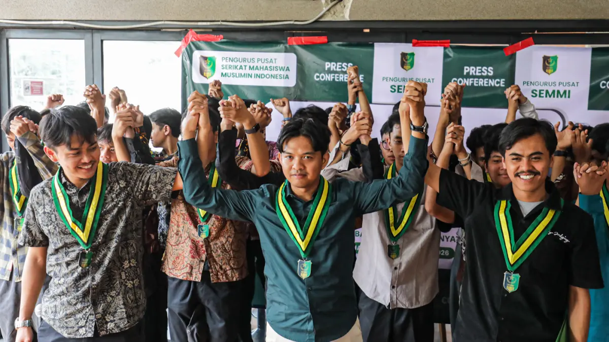 Ketua Umum Pengurus Pusat Serikat Mahasiswa Muslim Indonesia (PP - SEMMI), Zulhadi Ariza bersama pengurus saat konferensi pers, di Jakarta, Selasa (25/8/2026). (Salman Toyibi/Jawa Pos)