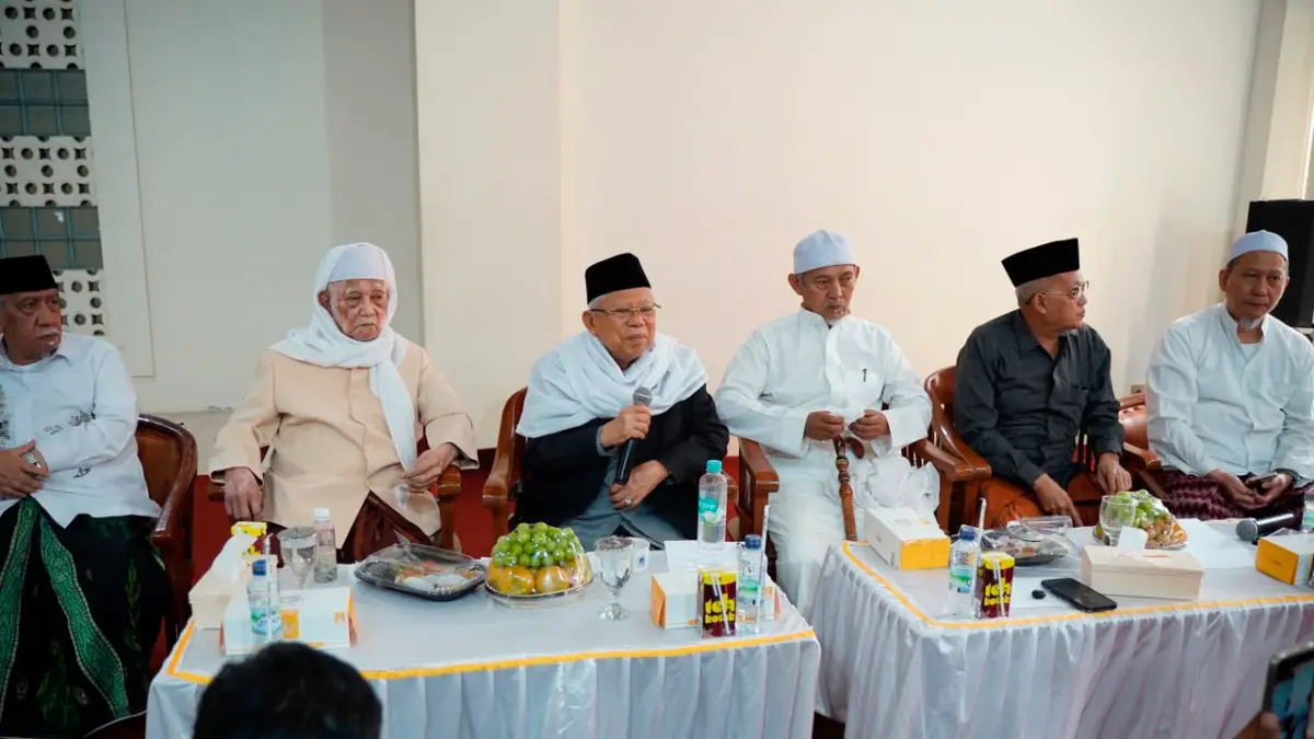 KH Ma’ruf Amin, KH M. Anwar Mansur, KH Abdullah Kafabihi Mahrus, KH Ubaid Maemun Zubair, KH Mu'adz T, KH Athoillah S. Anwar, KH Muhibul Aman Ali, serta KH Nurul Yakin Ishaq dalam pertemuan tertutup di Pesantren Lirboyo. (Istimewa) - Image