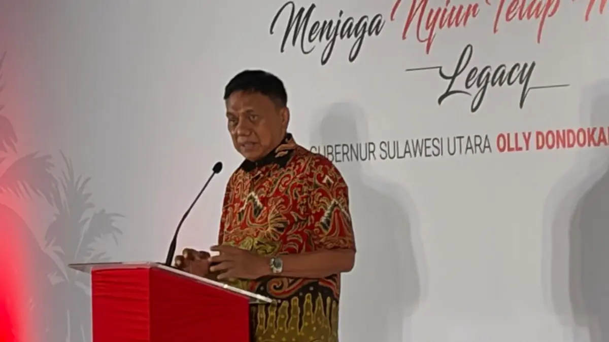 Mantan Gubernur Sulawesi Utara (Sulut) periode 2016-2025, Olly Dondokambey, dalam peluncuran dan bedah buku berjudul "Menjaga Nyiur Tetap Melambai" di Bentara Budaya, Jakarta, Rabu (26/8). (Muhamad Ridwan/JawaPos.com) - Image