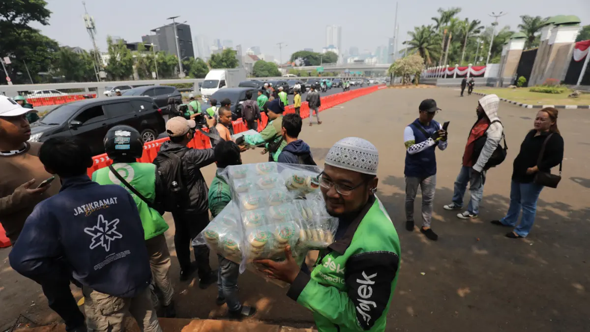 Sejumlah ojek online dari berbagai daerah membawa bantuan logistik makanan dan minuman di depan Kompleks Parlemen, Senayan, Jakarta, Selasa (25/8/2026). (Salman Toyibi/Jawa Pos)