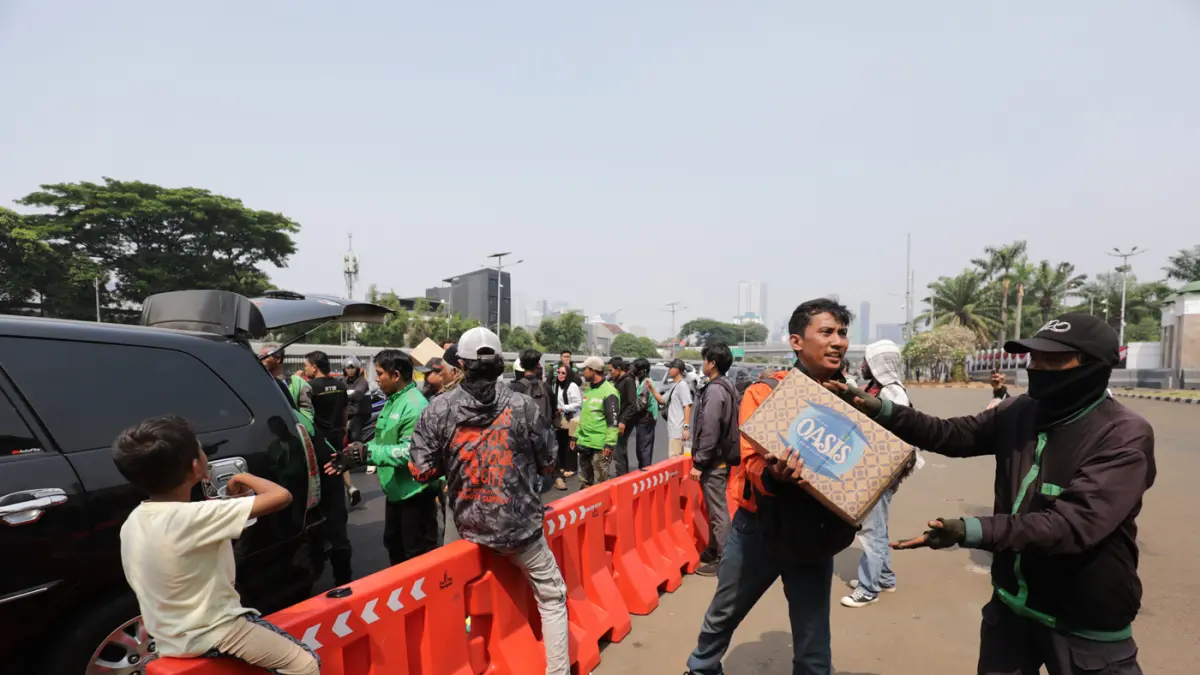 Sejumlah ojek online dari berbagai daerah membawa bantuan logistik makanan dan minuman di depan Kompleks Parlemen, Senayan, Jakarta, Selasa (25/8/2026). (Salman Toyibi/Jawa Pos)