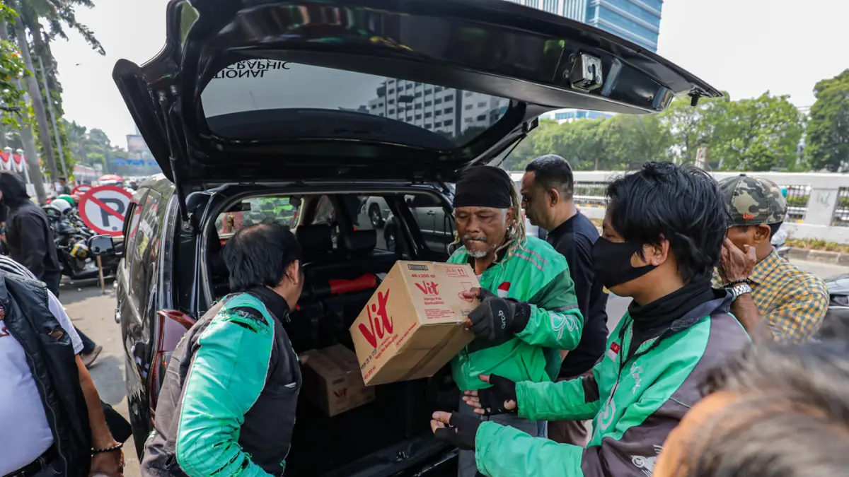 Sejumlah ojek online dari berbagai daerah membawa bantuan logistik makanan dan minuman di depan Kompleks Parlemen, Senayan, Jakarta, Selasa (25/8/2026). (Salman Toyibi/Jawa Pos)