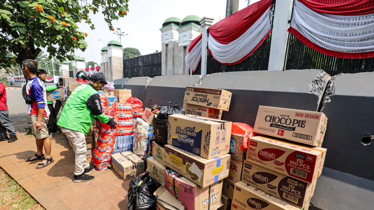 Sejumlah ojek online dari berbagai daerah membawa bantuan logistik makanan dan minuman di depan Kompleks Parlemen, Senayan, Jakarta, Selasa (25/8/2026). (Salman Toyibi/Jawa Pos)