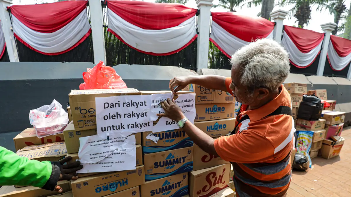 Sejumlah ojek online dari berbagai daerah membawa bantuan logistik makanan dan minuman di depan Kompleks Parlemen, Senayan, Jakarta, Selasa (25/8/2026). (Salman Toyibi/Jawa Pos)