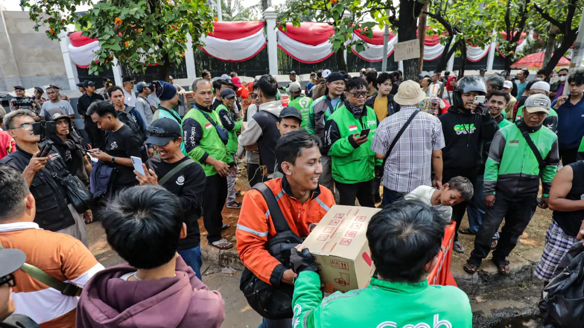 Sejumlah ojek online dari berbagai daerah membawa bantuan logistik makanan dan minuman di depan Kompleks Parlemen, Senayan, Jakarta, Selasa (25/8/2026). (Salman Toyibi/Jawa Pos)