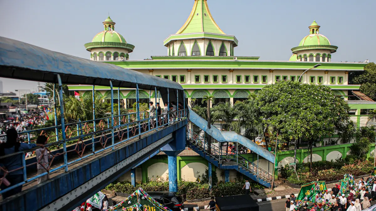 Warga mengarak beragam gunungan berisi hasil bumi dan makanan ringan di acara Ngarak Perahu Maulid depan masjid Al-Ittihad, Kota Tangerang, Selasa (25/08/2026). (Hanung Hambara/Jawa Pos)