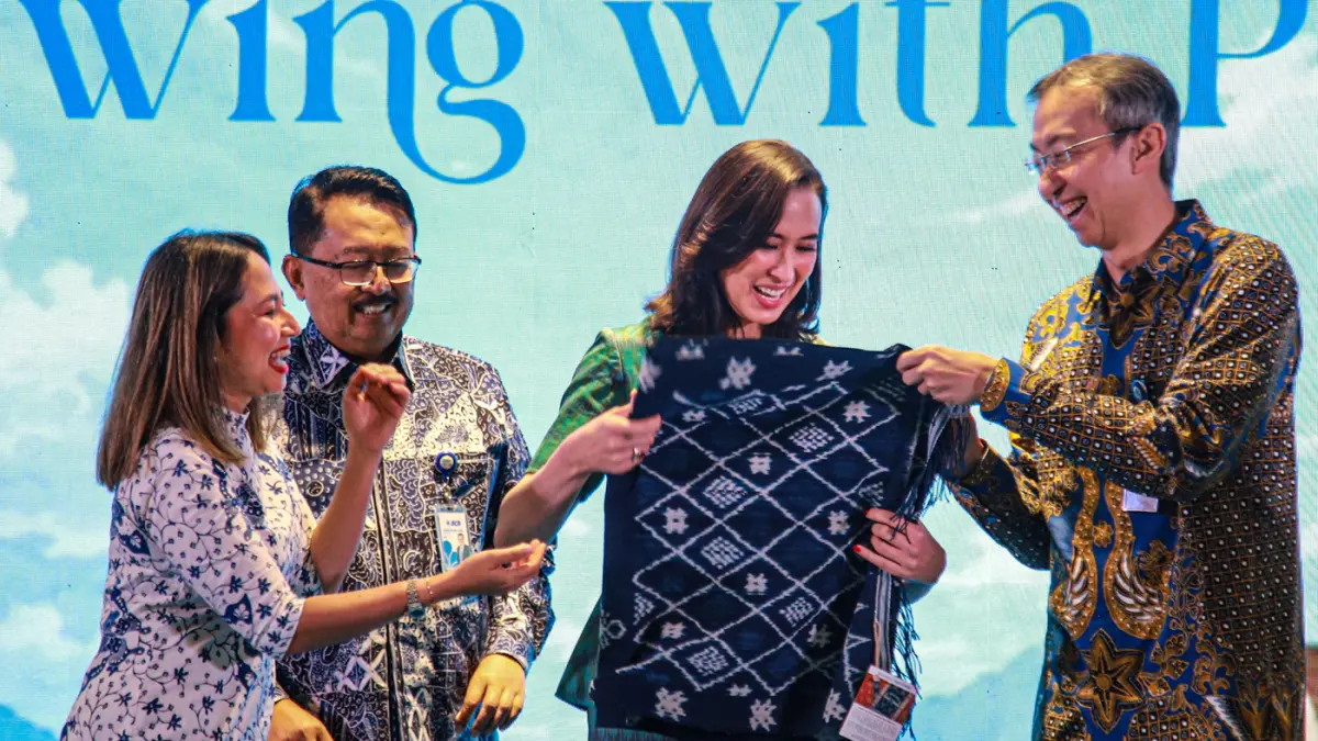 Presiden Direktur BCA Hendra Lembong (kanan) memberikan suvenir kepada Menteri Pariwisata RI Widiyanti Putri Wardhana (dua kanan) di dampingi oleh Direktur BCA Antonius Widodo Mulyono (dua kiri), EVP Corporate Communication & Social Responsibility BCA Her