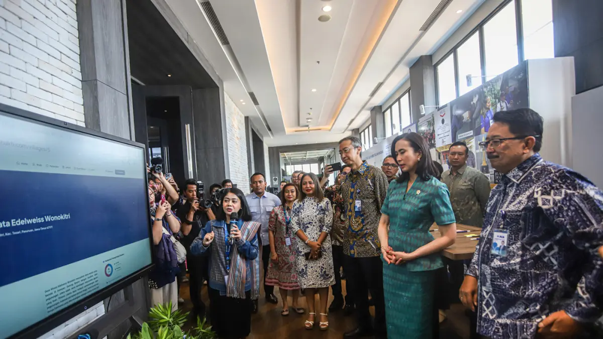 Dari kanan Direktur BCA, Antonius Widodo Mulyono Menteri Pariwisata RI, Widiyanti Putri Wardhana Presiden dan Direktur BCA Hendra Lembong melihat display profil desa di Desa Bakti BCA Community Forum di Jakarta, Rabu (26/08/2026). (Hanung Hambara/Jawa Pos