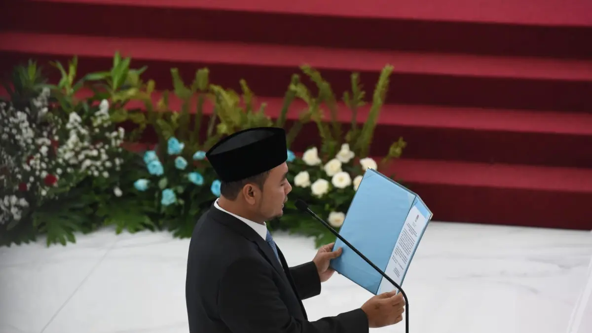Ketua Komisi Pemilihan Umum (KPU) Republik Indonesia Mochammad Afifuddin melantik dan mengambil sumpah/janji empat Pejabat Pimpinan Tinggi Madya di lingkungan Sekretariat Jenderal KPU RI di Ruang Sidang Utama KPU RI, Jakarta, Rabu (26/8/2026). (Dery Ridwa