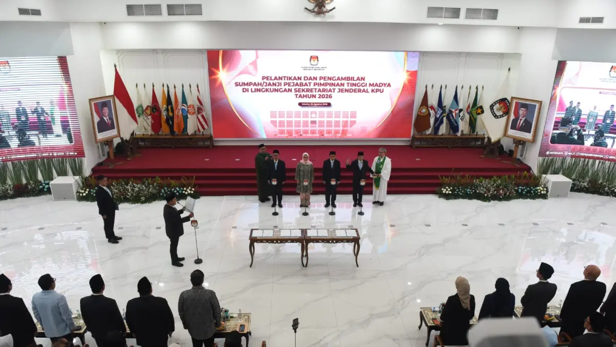 Ketua Komisi Pemilihan Umum (KPU) Republik Indonesia Mochammad Afifuddin melantik dan mengambil sumpah/janji empat Pejabat Pimpinan Tinggi Madya di lingkungan Sekretariat Jenderal KPU RI di Ruang Sidang Utama KPU RI, Jakarta, Rabu (26/8/2026). (Dery Ridwa