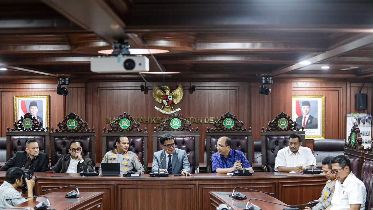Kapolda Metro Jaya Komjen Pol. Asep Edi Suheri (ketiga kiri) bersama Ketua Komisi III DPR RI, Habiburokhman (ketiga kanan) dan Direktur Utama Bank Mandiri Riduan (kedua kanan) memberikan keterangan pers di Kompleks Parlemen, Senayan, Jakarta, Rabu (26/8/2