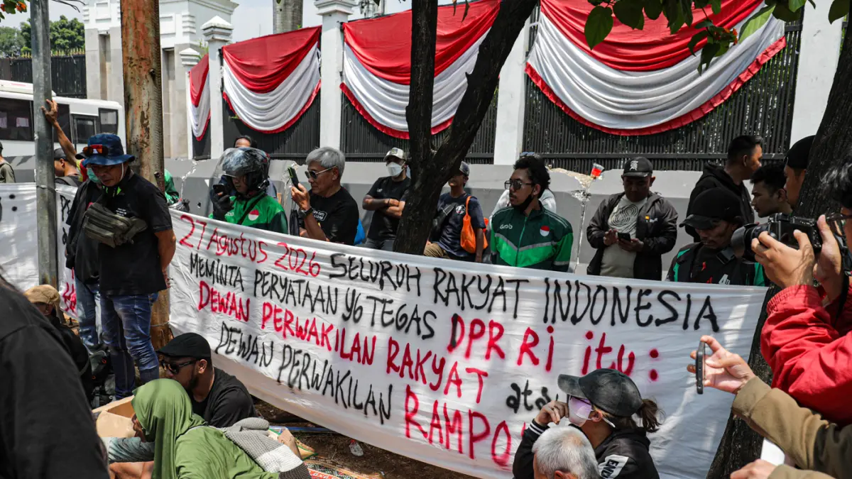 Aliansi Masyarakat Pati Bersatu (AMPB) memasang spanduk di depan Kompleks Parlemen, Senayan, Jakarta, Rabu (26/8/2026).(Salman Toyibi/Jawa Pos)