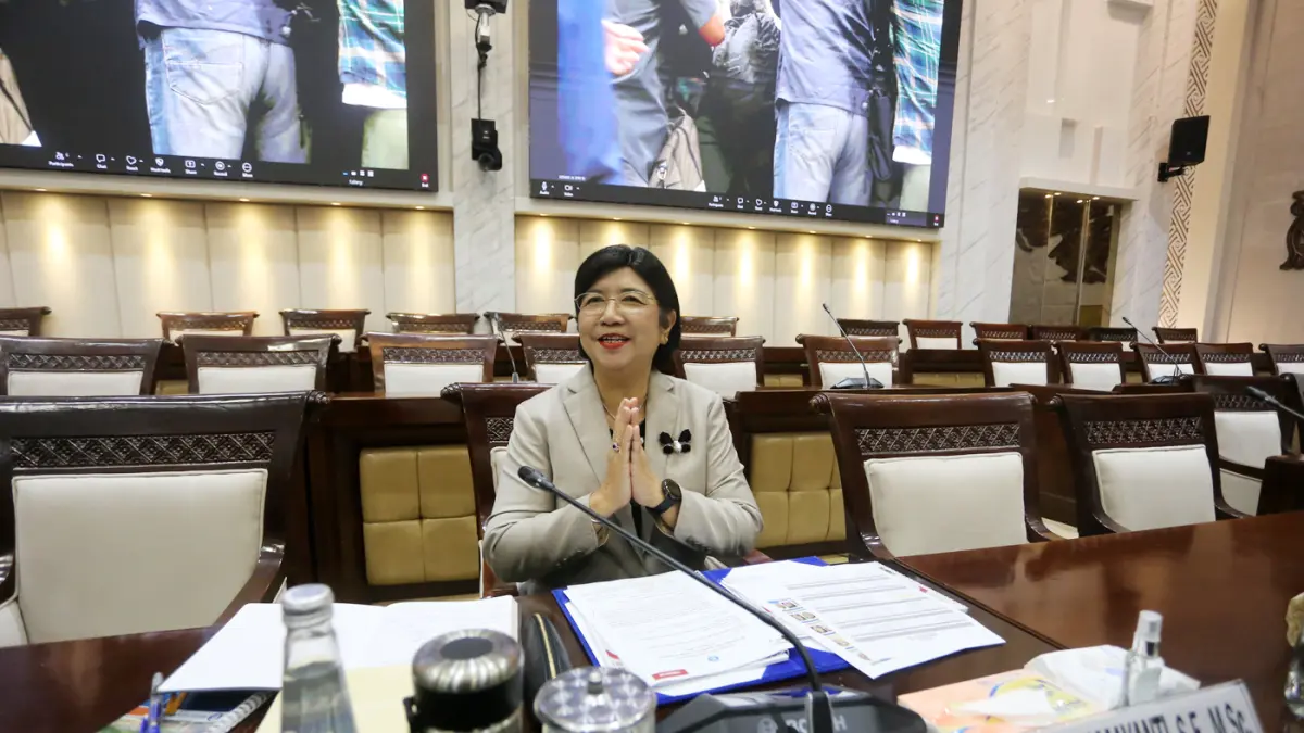 Calon Gubernur Bank Indonesia (BI) Destry Damayanti saat bersiap mengikuti uji kelayakan dan kepatutan (fit and proper test) bersama Komisi XI DPR di Kompleks Parlemen, Senayan, Jakarta, Rabu (26/8/2026). (Dery Ridwansah/ JawaPos.com)