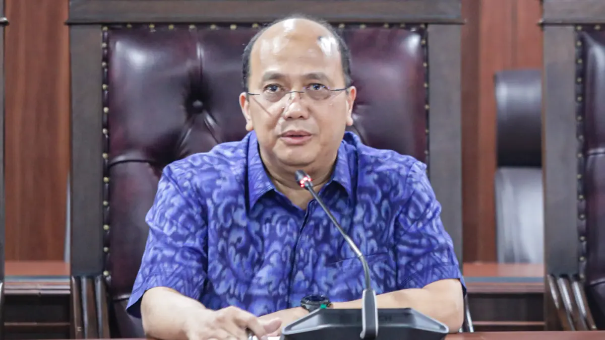 Direktur Utama Bank Mandiri Riduan memberikan keterangan pers di Kompleks Parlemen, Senayan, Jakarta, Rabu (26/8/2026). (Salman Toyibi/Jawa Pos)