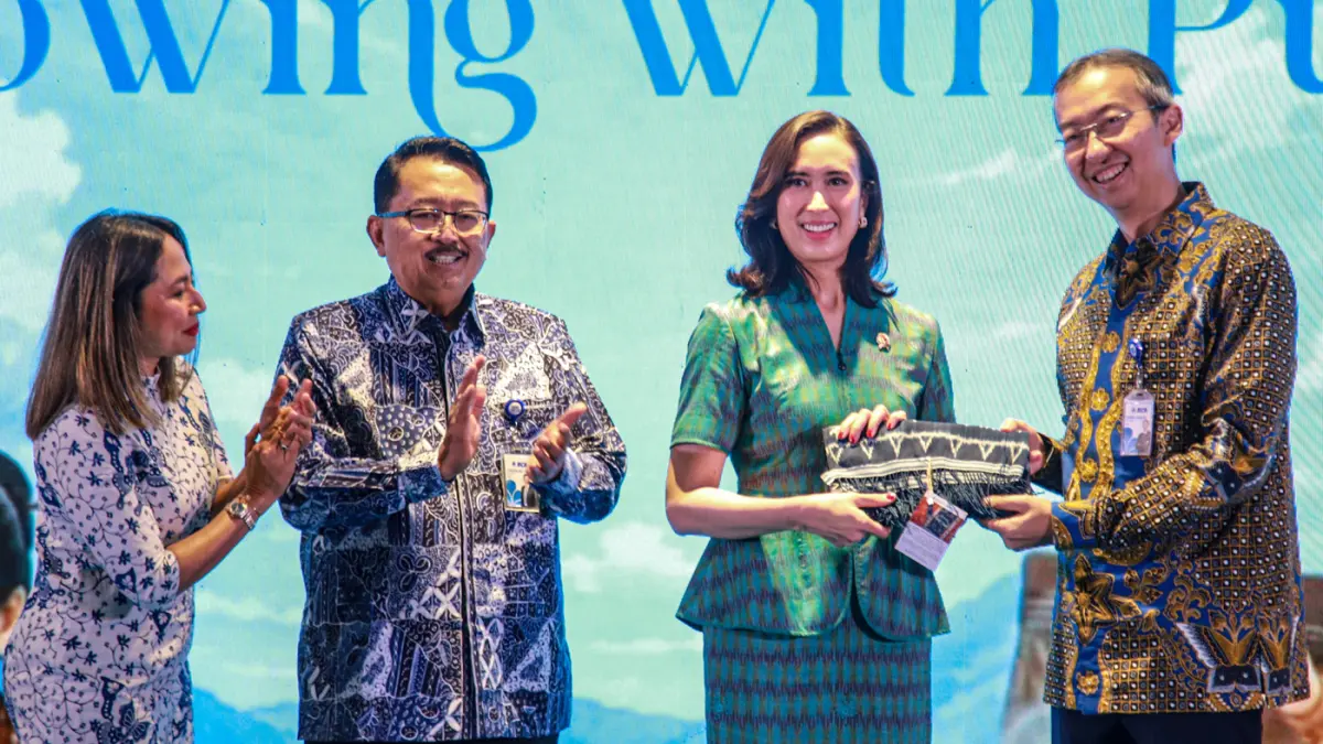Presiden Direktur BCA Hendra Lembong (kanan) memberikan suvenir kepada Menteri Pariwisata RI Widiyanti Putri Wardhana (dua kanan) di dampingi oleh Direktur BCA Antonius Widodo Mulyono (dua kiri), EVP Corporate Communication & Social Responsibility BCA Her