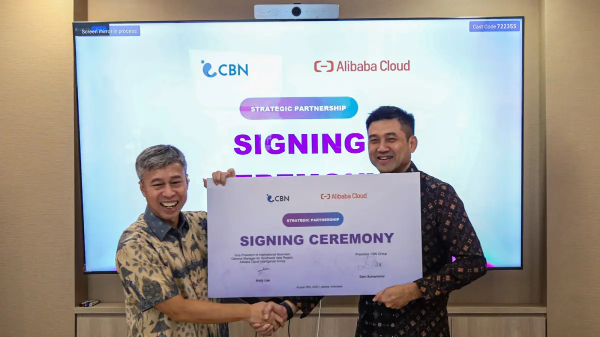 President of CBN Group Dani Sumarsono (kiri) berbincang dengan Vice President of International Business, General Manager for Southeast Asia Region, Alibaba Cloud Intelligence Group Andy Lee seusai penandatanganan kerja sama kedua perusahaan di Jakarta, Ra