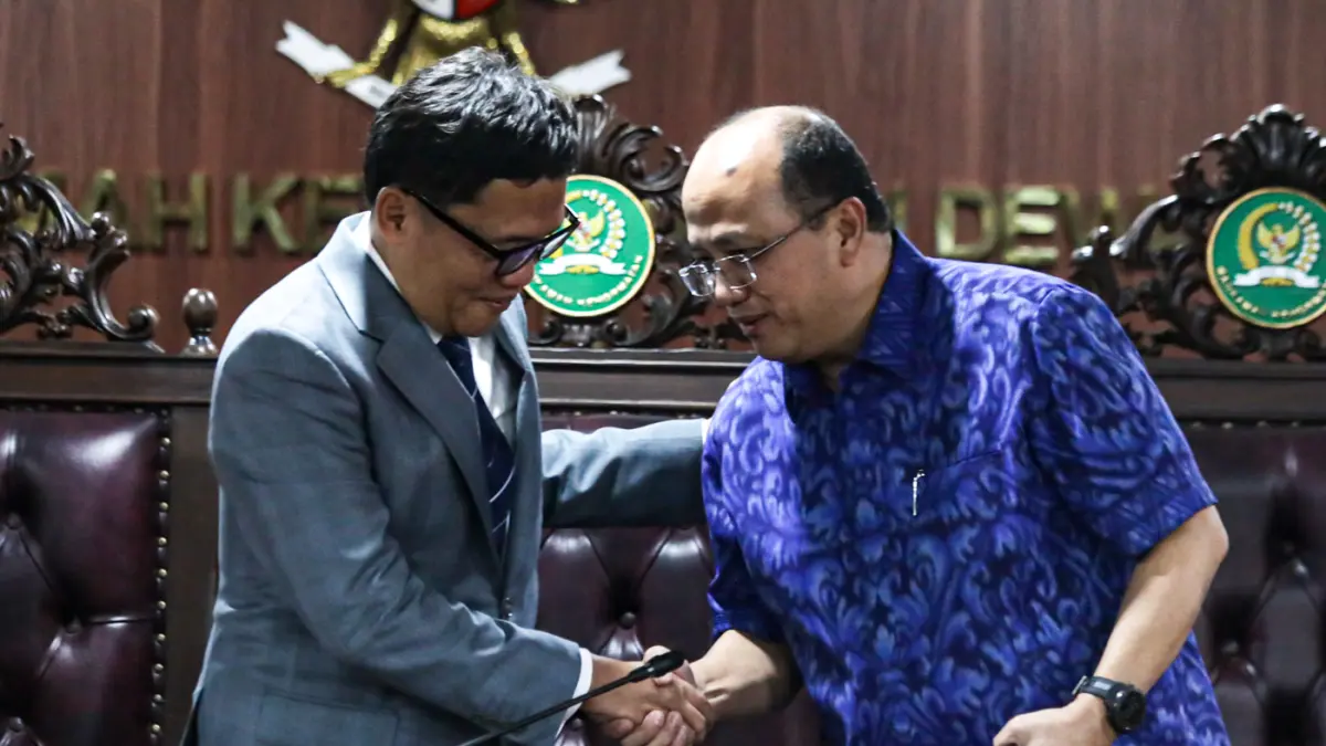 Ketua Komisi III DPR RI, Habiburokhman (kiri) berjabat tangan dengan Direktur Utama Bank Mandiri Riduan (kanan) usai memberikan keterangan pers di Kompleks Parlemen, Senayan, Jakarta, Rabu (26/8/2026). (Salman Toyibi/Jawa Pos)