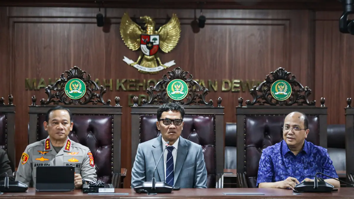 (kiri-kanan) Kapolda Metro Jaya Komjen Pol. Asep Edi Suheri bersama Ketua Komisi III DPR RI, Habiburokhman dan Direktur Utama Bank Mandiri Riduan memberikan keterangan pers di Kompleks Parlemen, Senayan, Jakarta, Rabu (26/8/2026). (Salman Toyibi/Jawa Pos)
